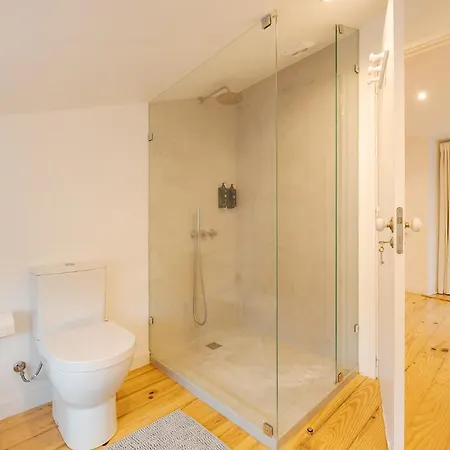 The Yellow House Spacious Duplex In Prazeres District Lissabon