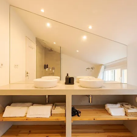 The Yellow House Spacious Duplex In Prazeres District * Lissabon