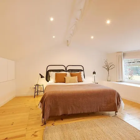 The Yellow House Spacious Duplex In Prazeres District Lissabon