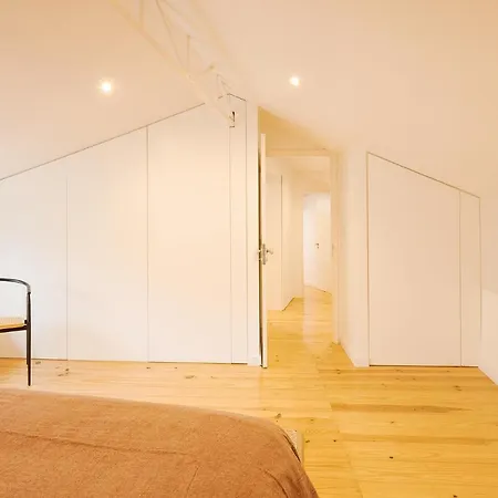 The Yellow House Spacious Duplex In Prazeres District Appartement Lissabon