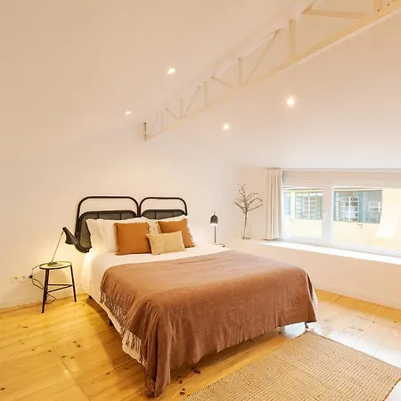 The Yellow House Spacious Duplex In Prazeres District Lissabon