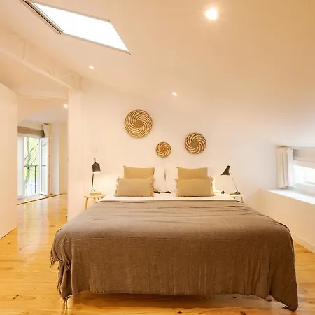 Appartement The Yellow House Spacious Duplex In Prazeres District Lissabon