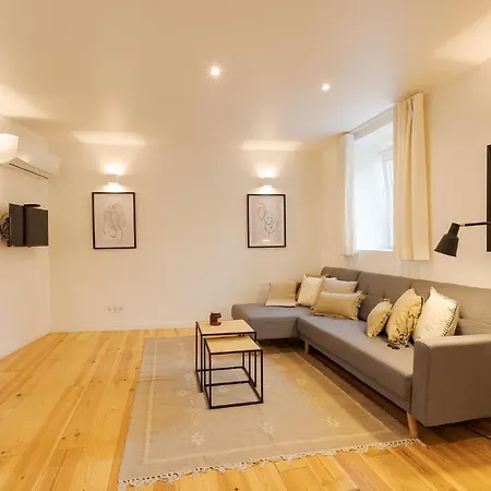 The Yellow House Spacious Duplex In Prazeres District Appartement