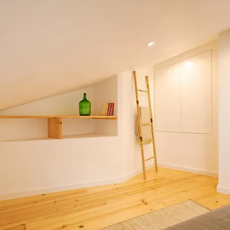 Appartement The Yellow House Spacious Duplex In Prazeres District Lissabon