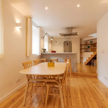 The Yellow House Spacious Duplex In Prazeres District *