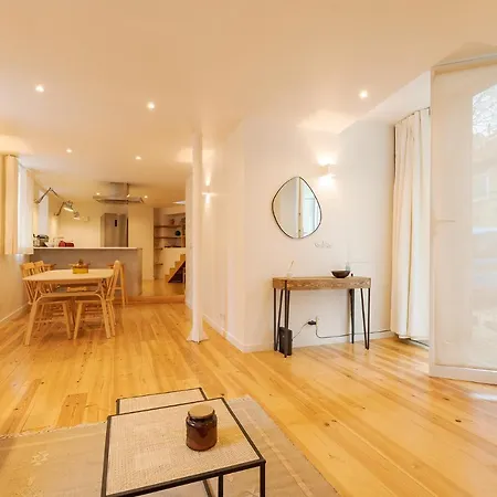 The Yellow House Spacious Duplex In Prazeres District Appartement