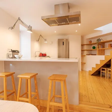 The Yellow House Spacious Duplex In Prazeres District *